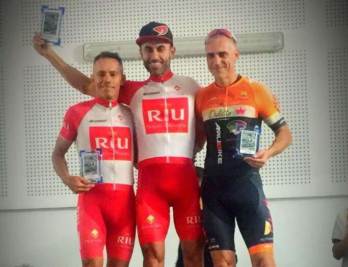 Derio Rodríguez, en el podio de la carrera de este sábado en la categoría Máster 40B (Foto TA)